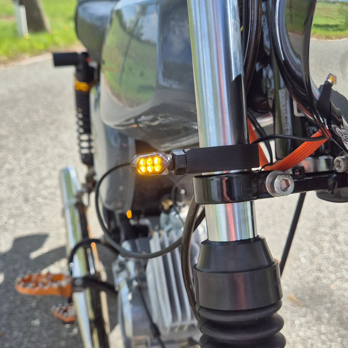 2x Blinkerhalter vorn, M8 Gewinde, schwarz, Simson s50, s51, s70